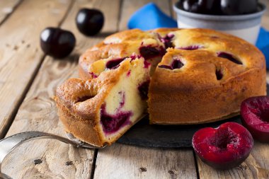 Kuru üzümlü kek eski ahşap masa. Rustik tarzı. Seçici odak.