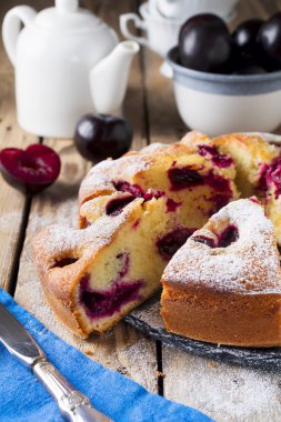 Kuru üzümlü kek eski ahşap masa. Rustik tarzı. Seçici odak.