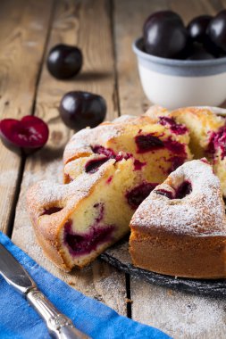 Kuru üzümlü kek eski ahşap masa. Rustik tarzı. Seçici odak.