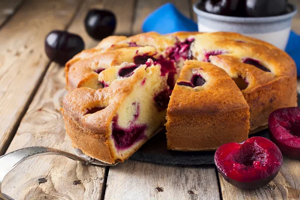 Plum cake on an old wooden table. Rustic style. Selective focus. — Stock Photo, Image