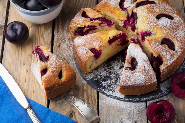 Plum cake on an old wooden table. Rustic style. Selective focus. — Stock Photo, Image