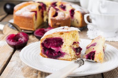 Kuru üzümlü kek eski ahşap masa. Rustik tarzı. Seçici odak.