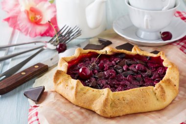 Rojegare kiraz ve bitter çikolata ile. Seçici odak.