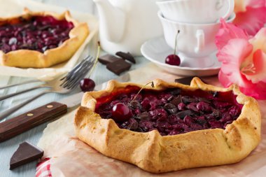 Rojegare kiraz ve bitter çikolata ile. Seçici odak.