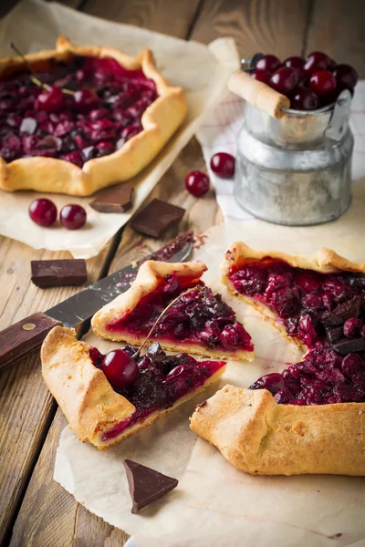 Gallet con cerezas y chocolate amargo. Enfoque selectivo . — Foto de Stock