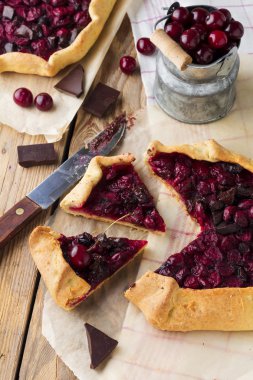 Rojegare kiraz ve bitter çikolata ile. Seçici odak.