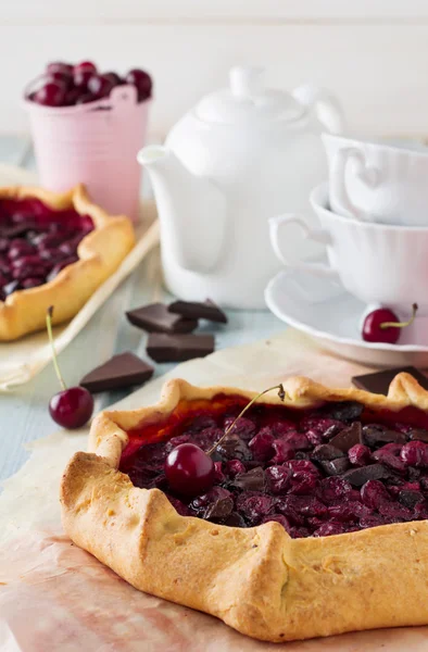 Gallet con cerezas y chocolate amargo. Enfoque selectivo . — Foto de Stock