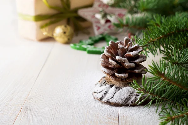 De samenstelling van de kerst met pinecone. Selectieve aandacht. — Stockfoto