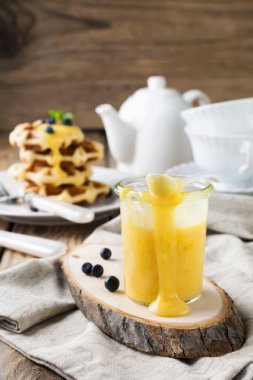 Limon Kürt bir cam kavanoza. Rustik tarzı. Seçici odak.