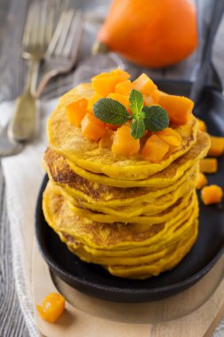 Kabak krep nane yaprakları ve eski ahşap zemin üzerine sos ile. Rustik tarzı. Seçici odak.