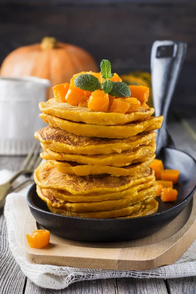 Pumpkin pannkakor med myntablad och sås på den gamla trä bakgrunden. Rustik stil. Selektivt fokus. — Stockfoto