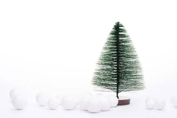 一棵被白色隔开的小圣诞树 — 图库照片