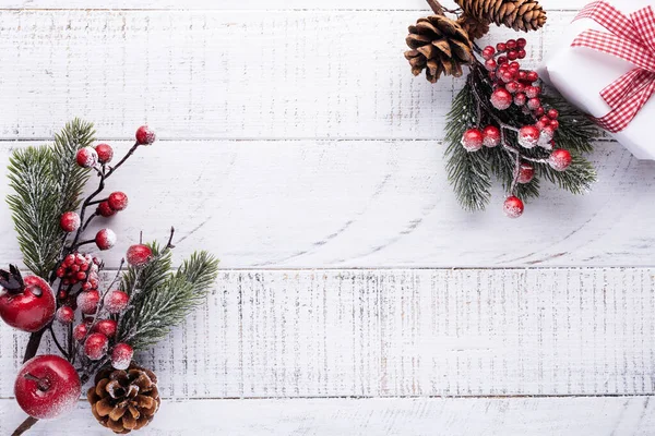 Weihnachtlicher Hintergrund Mit Tannenzweigen Tannenzapfen Geschenkbox Getrockneten Orangen Sternanis Und — Stockfoto