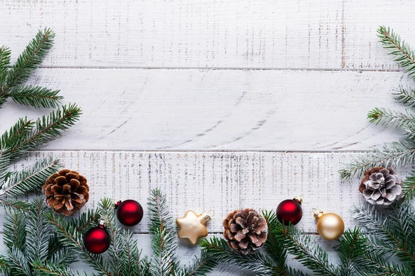 Weihnachtlicher Hintergrund Mit Tannenzweigen Tannenzapfen Geschenkbox Getrockneten Orangen Sternanis Und — Stockfoto