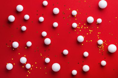 Beyaz kar süslemeli kırmızı bir Noel arkaplanı. Yeni Yıl Minimum Kompozisyonu Düzleştirildi.