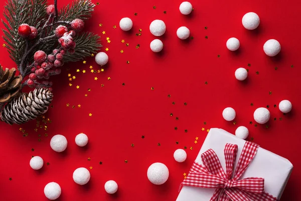 Weihnachten Roter Hintergrund Mit Weißem Schneeschmuck Tannenzweig Und Geschenkschachtel Flach — Stockfoto