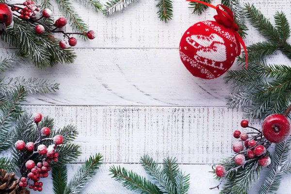 Fondo Navidad Con Ramas Abeto Piñas Caja Regalo Naranjas Secas — Foto de Stock