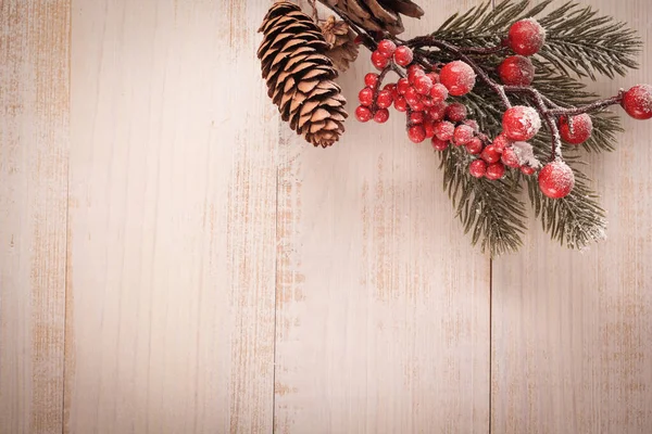 圣诞节背景 老木板上有冷杉枝条 松果和浆果 玻璃和木制的圣诞玩具 复古格子 — 图库照片