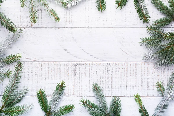 圣诞背景 老木板上有冷杉枝条 礼品盒 八角茴香和浆果 顶部视图 — 图库照片