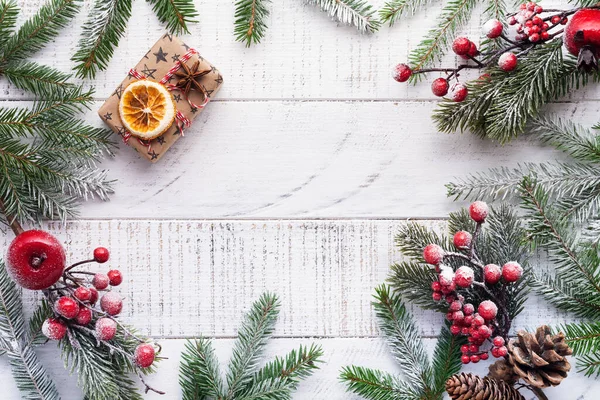 Weihnachtlicher Hintergrund Mit Tannenzweigen Tannenzapfen Geschenkbox Getrockneten Orangen Sternanis Und — Stockfoto