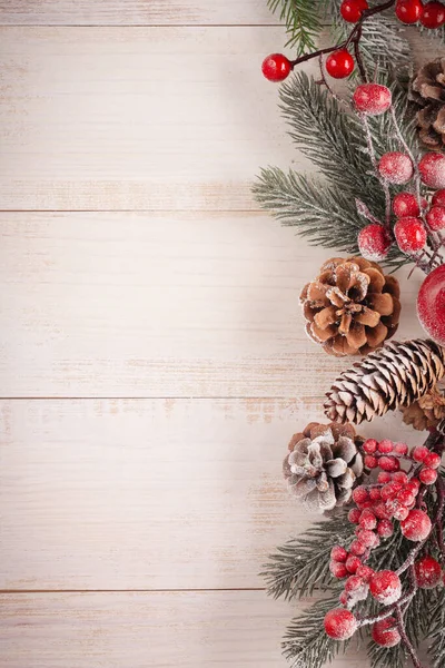 Weihnachtlicher Hintergrund Mit Tannenzweigen Tannenzapfen Und Beeren Glas Und Holzspielzeug — Stockfoto