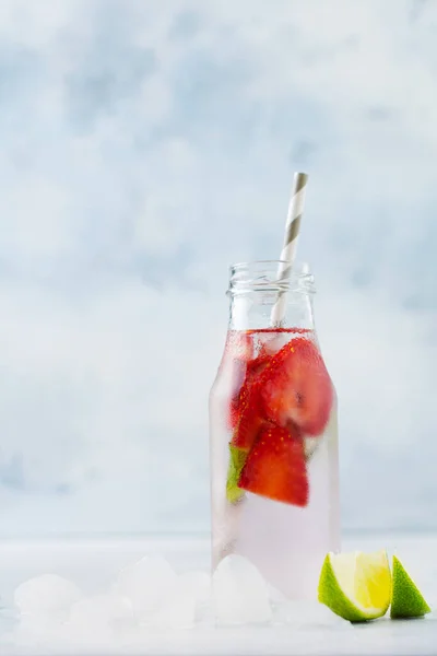 Limonada Verano Con Hielo Fresas Menta Lima Una Botella Tubo — Foto de Stock