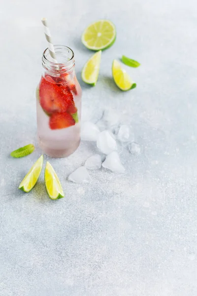 Limonada Verano Con Hielo Fresas Menta Lima Una Botella Tubo — Foto de Stock
