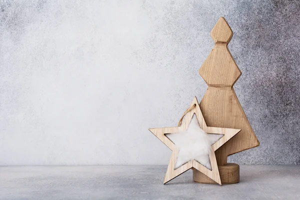 装饰木圣诞树和星星在浅灰的背景 零废物概念 — 图库照片