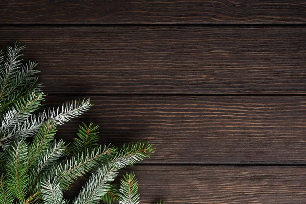 圣诞节或新年背景 冷杉枝干 深色木制背景 放在你的文字位置上 — 图库照片