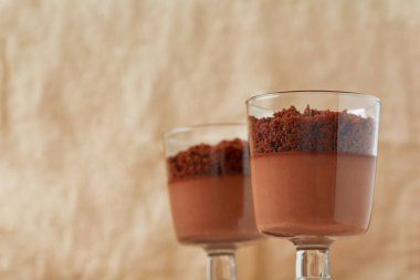 Hafif kayrak, taş ya da beton arka planda cam kavanozlarda brovnili leziz tatlı çikolatalı mus. Seçici odak.