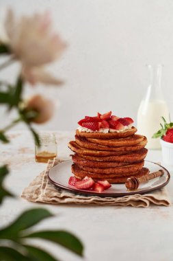 Kahvaltı için süzme peynirli, ballı ve çilekli bir yığın Fransız tostu. Seçici odak.