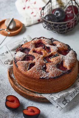 Hafif taştan arka planda ev yapımı erikli kek. Seçici odak.