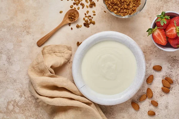 Grecki Jogurt Białej Misce Składnikami Przygotowywania Śniadania Granola Świeże Truskawki — Zdjęcie stockowe