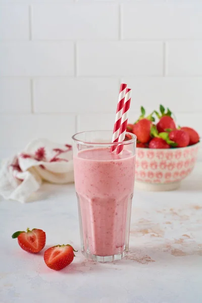 Vegetarian Healthy Smoothie Strawberry Berries Gray White Concrete Background Selective — Stock Photo, Image