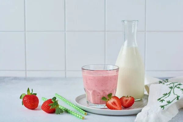 Smoothie Saudável Vegetariano Morango Com Bagas Fundo Concreto Cinza Branco — Fotografia de Stock