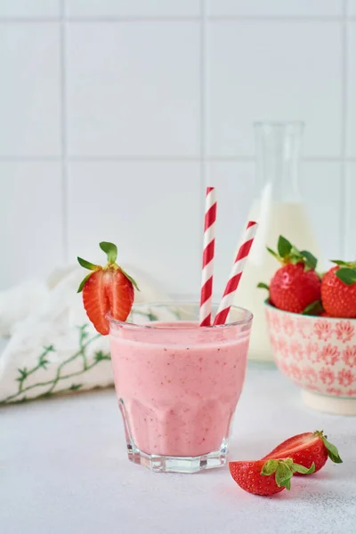 Vegetarian Healthy Smoothie Strawberry Berries Gray White Concrete Background Selective — Stock Photo, Image