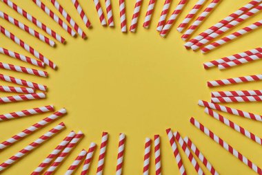 Kırmızı ve kahverengi kağıt ve mısır nişastasından yapılmış içme tüpleri, sarı renk 2021 arka planında biyolojik olarak çözünebilir madde. Sıfır atık. Üst görünüm.