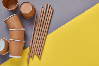 Kağıt ve mısır nişastasından yapılmış içme tüpleri, 2021 arka planında biyolojik olarak çözünebilir materyal ve eko kağıt bardaklar. Sıfır atık ve plastiksiz konsept. Üst görünüm. 