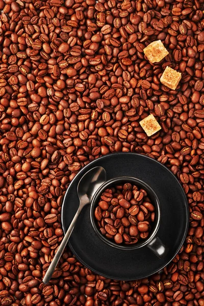 Черная Чашка Кофе Жареными Бобами Каменном Фоне Вид Сверху Пространством — стоковое фото