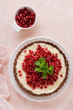 Ev yapımı çikolatalı tart, hindistan cevizi kremalı ve nane arkaplanda pembe masa arkaplanı. Üst görünüm.