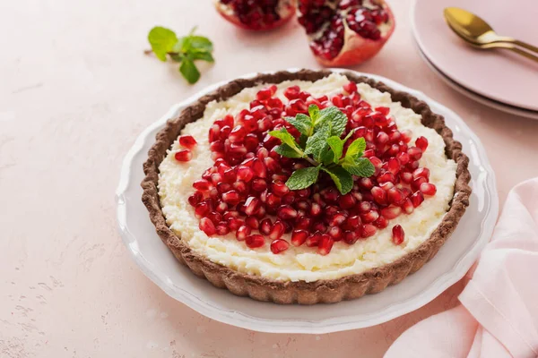 Torta Chocolate Sobremesa Caseira Com Creme Coco Romã Hortelã Fundo — Fotografia de Stock