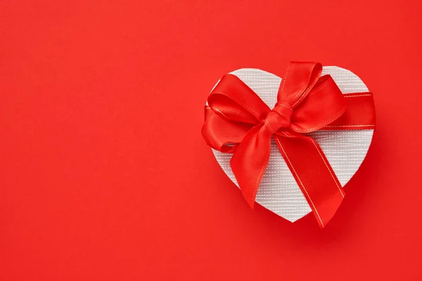Caja Regalo Forma Corazón Con Una Cinta Roja Sobre Fondo — Foto de Stock