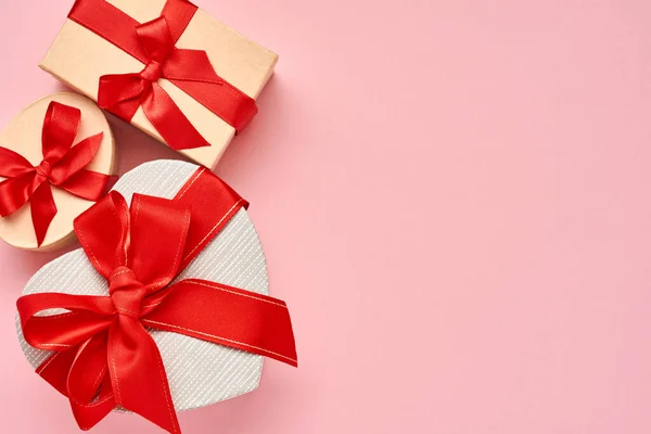 Caja Regalo Forma Corazón Con Una Cinta Roja Sobre Fondo — Foto de Stock