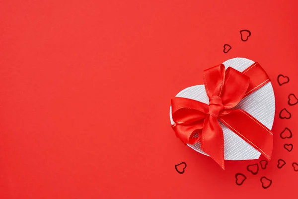 Caja Regalo Forma Corazón Con Una Cinta Roja Sobre Fondo — Foto de Stock