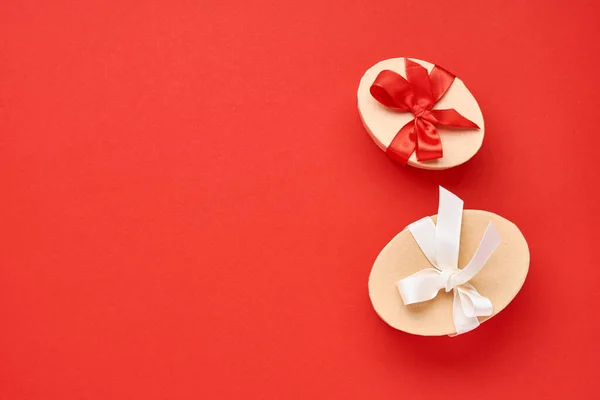 Valentijnsdag Wenskaart Twee Geschenkdoosjes Met Rood Lint Hartfiguurtjes Rode Achtergrond — Stockfoto