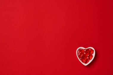 Sevgililer Günü konsepti ya da kartpostal. İçinde küçük kalpler olan küçük kalp şeklinde bir tabak. Tatil sembolü. Mesaj için yer var. Üst görünüm.