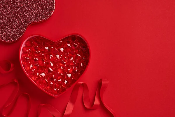 Abre Caja Roja Del Corazón Cinta Muchos Corazones Pequeños Interior — Foto de Stock