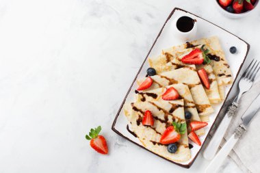 Çikolata soslu ince krep ve taze çilek..