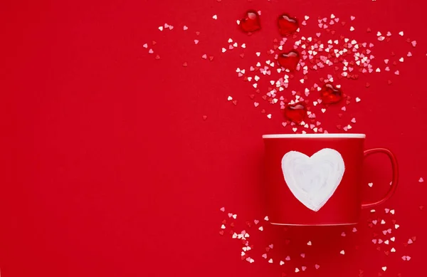 红杯杯杯 红葡萄酒或红色底色上有红心 糖心和巧克力心 平铺构图 情人节的概念 顶部视图 复制空间 — 图库照片
