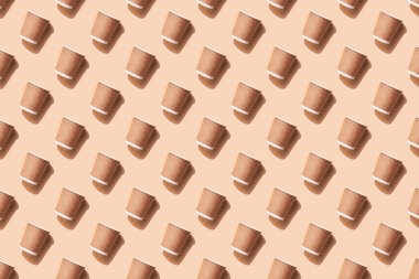 Bej arka planda tek kullanımlık bardaklar. Sıfır atık, kusursuz desen. Kirlilik ortamı. Duvar kağıdı, tekstil, arka plan, poster, kitap kapağı, kartpostallar için iyidir..